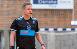 Jesper Kirkholm Madsen som er dommer til en kamp i Ribe Fritidscenter Jesper Kirkholm Madsen som er dommer til en kamp i Ribe Fritidscenter