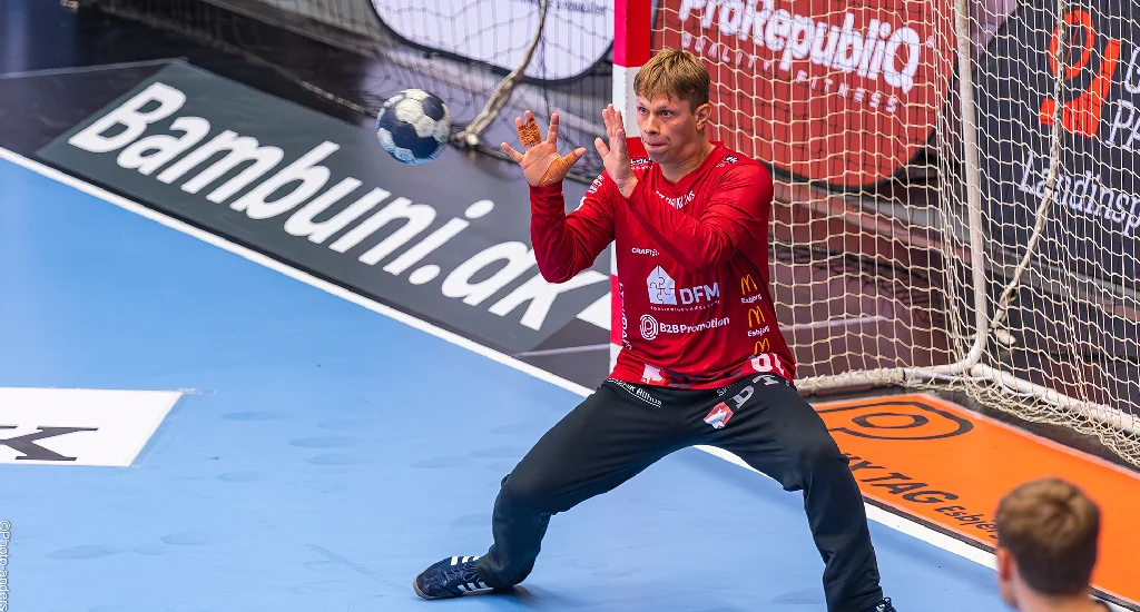 Andreas Haagen griber bolden for Ribe Esbjerg HH, i Blue Water Dokken.