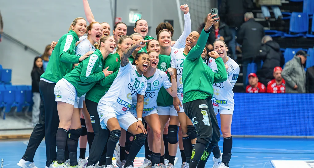 Györi-Audi-ETO-KC-gruppe billede efter de har vundet over Team Esbjerg, forest ses Hatadou Sako i Blue Water Dokken