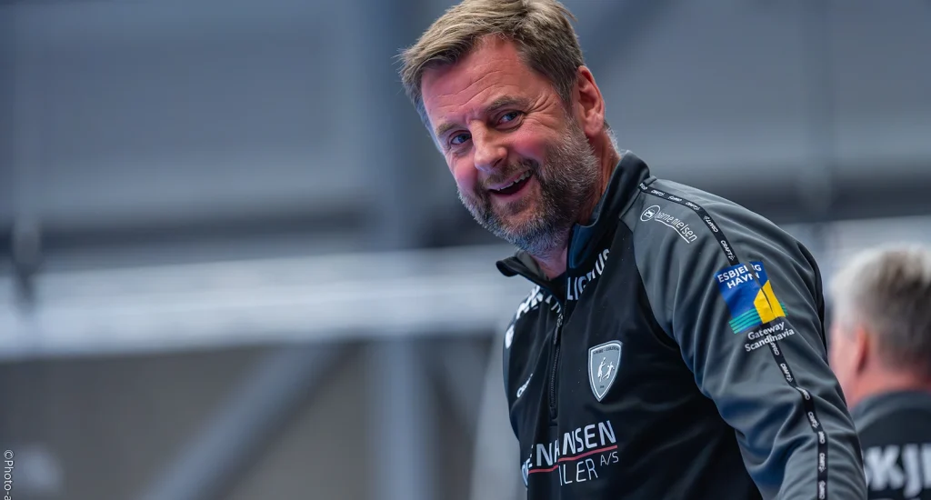 Ribe-Esbjergs assistenttræner Jesper Holm i et smilende øjeblik