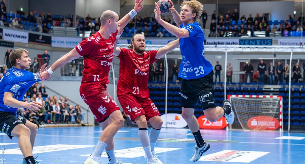 William Aar springer igennem Aalborgs forsvars Simon Hald og Henrik Møllgaard
