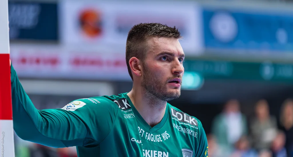 Ágúst Elí Bjørgvinsson står fokuseret inde på mål for Ribe-Esbjerg HH,