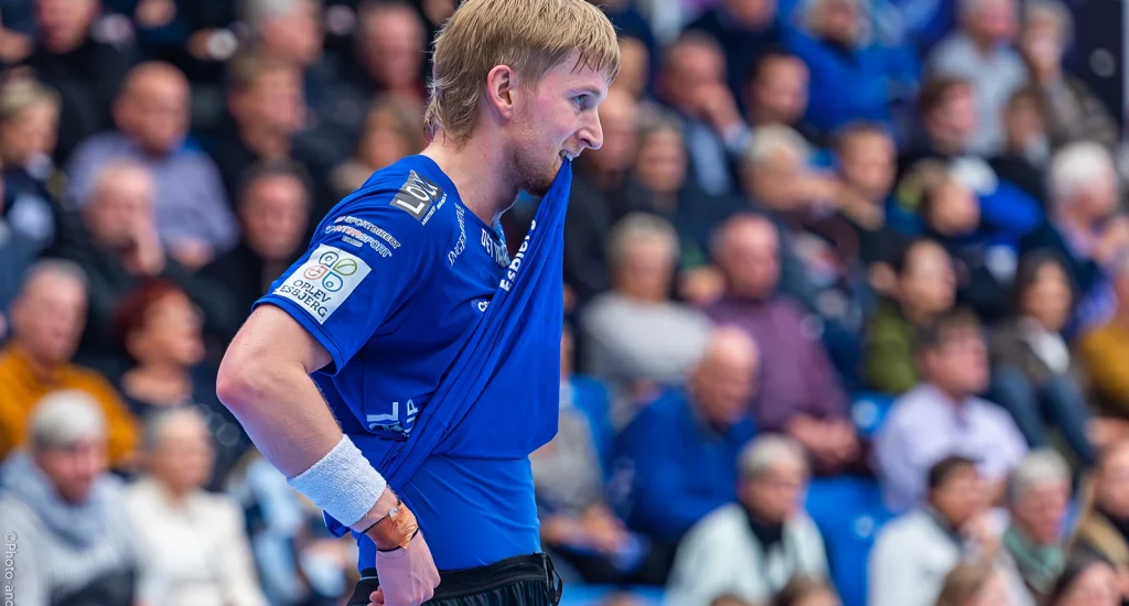 Elvar Asgeirsson ærgrer sig efter en aktion for Ribe-Esbjerg HH, hvor de brændte på Niklas Landin fra Aalborg Håndbold