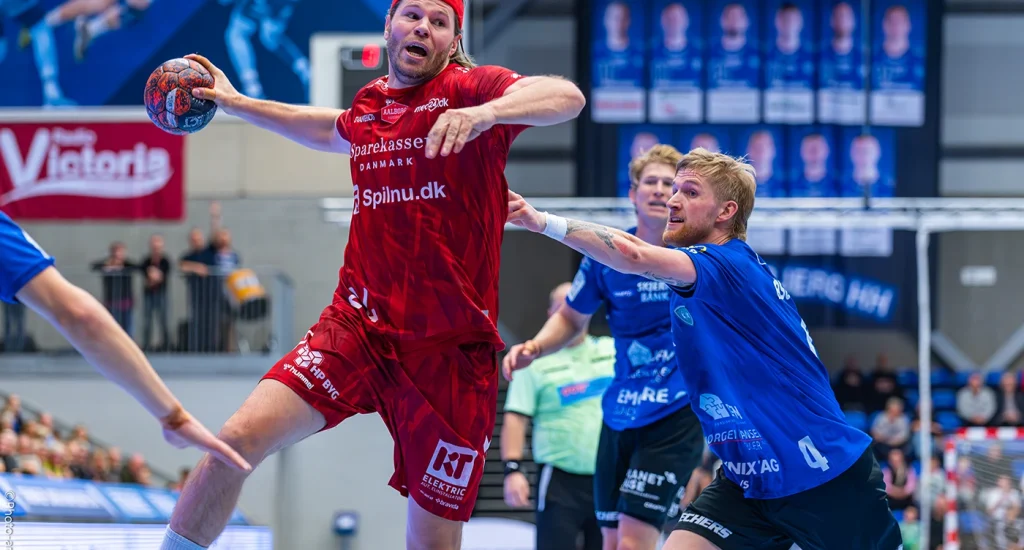 Mikkel Hansen kæmper sig forbi Elvar Ásgeirsson i Ribe-Esbjerg forsvaret hvor Aalborg tabte kampen