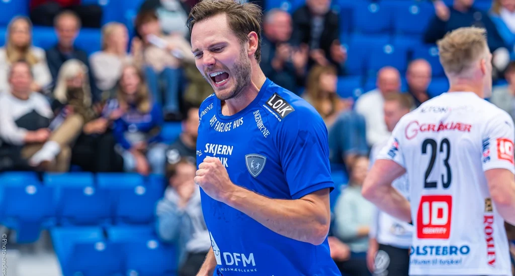 Mathias Jørgensen i brøl efter scoring for Ribe-Esbjerg HH mod Miha Zvizej og TTH Holstebro.
