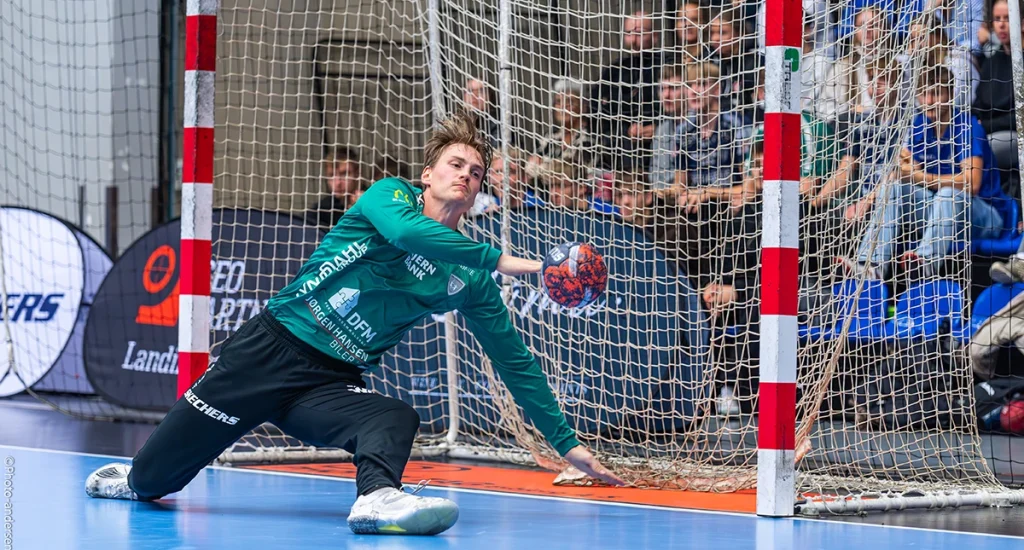Stor redning fra Ribe-Esbjergs målmand Niklas Kraft