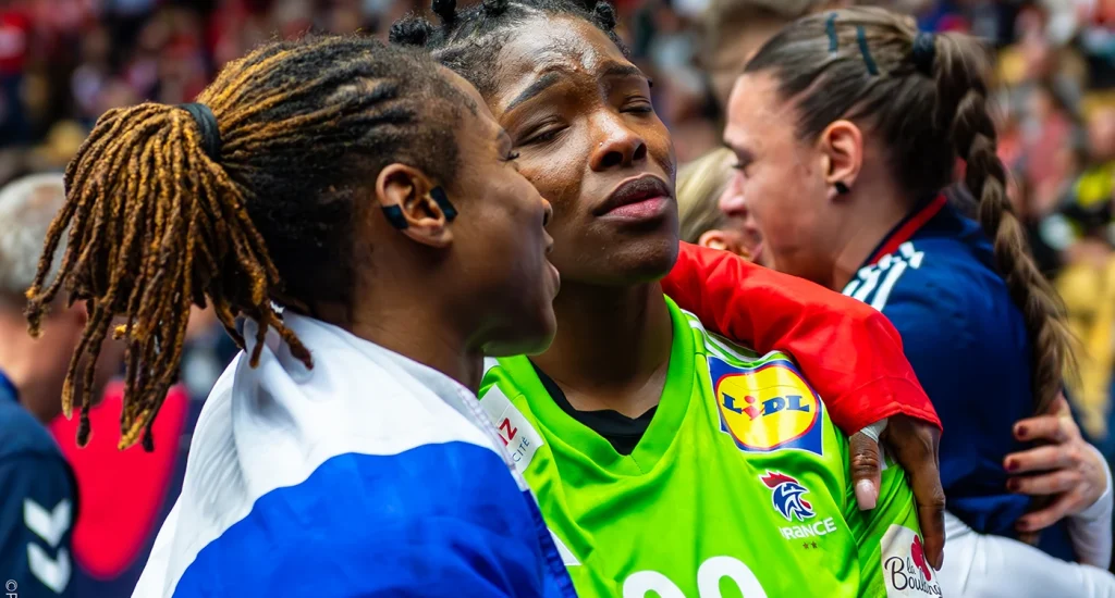 Hatadou Sako som er i den grønne trøje, og en spiller i et rørende øjeblik efter finalesejren over Norge til VM 2023 i en fuld Jyske Bank Boxen.