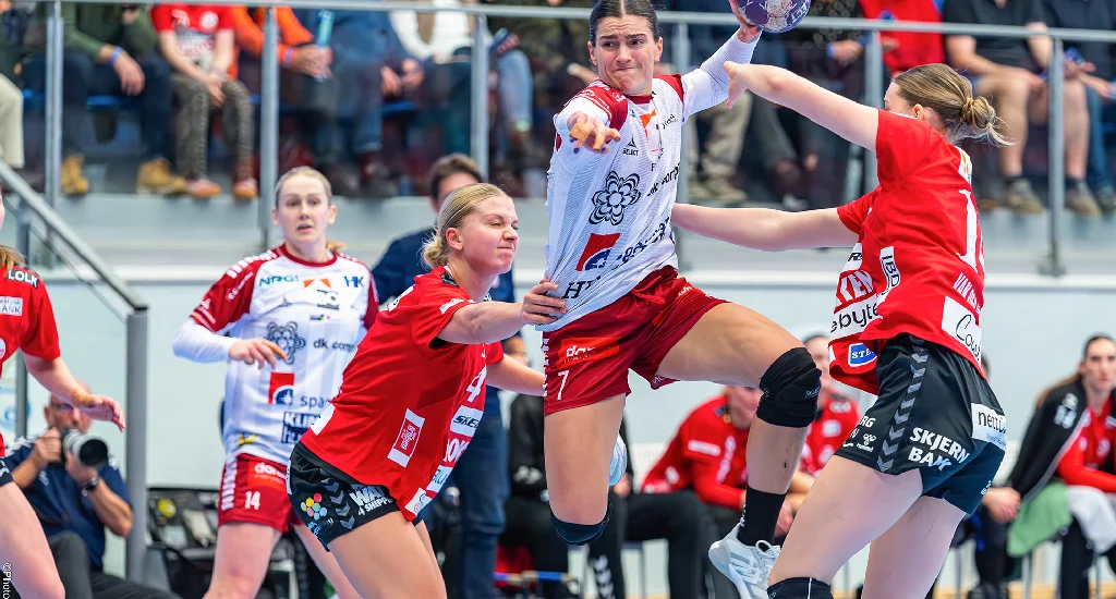 Stine Ruscetta Skogrand fra Ikast Haandbold i angreb spil mod Team Esbjerg i Blue Water Dokken