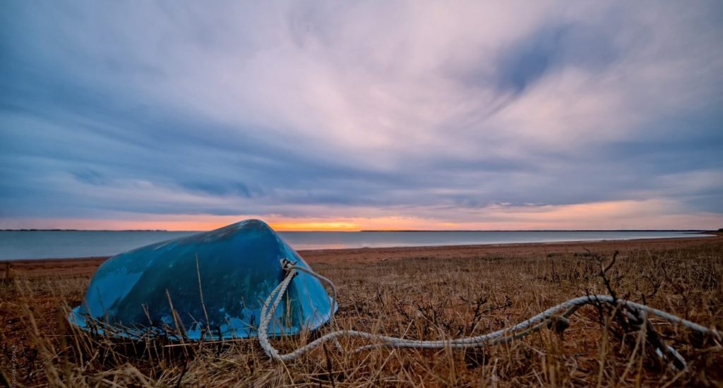 den blå jolle i solnedgang ved Sjelborg strand, Esbjerg, Danmark