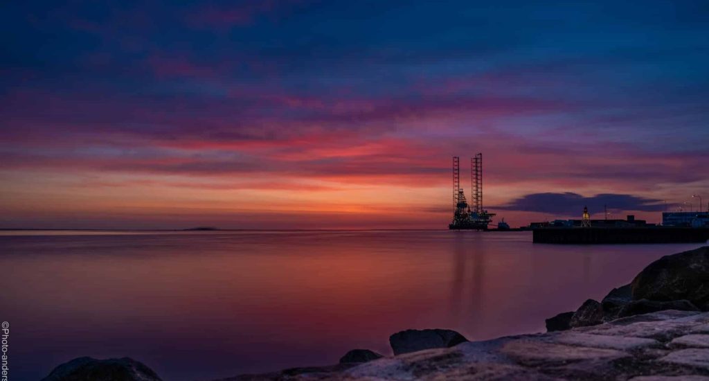 Boreplatformen i solnedgang ved Esbjerg havn.