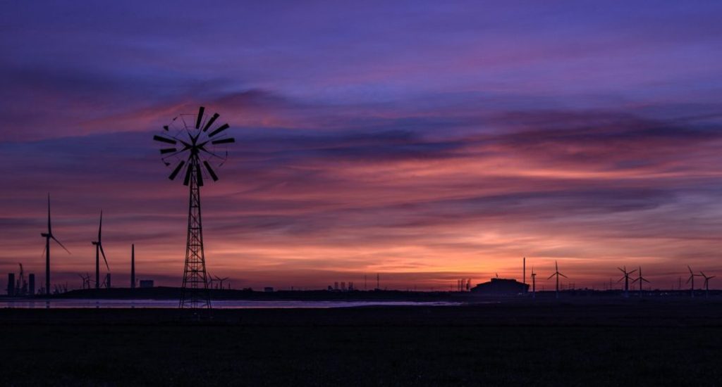 Den gamle vandpumpe mølle i solnedgangen ved Esbjerg, Danmark.
