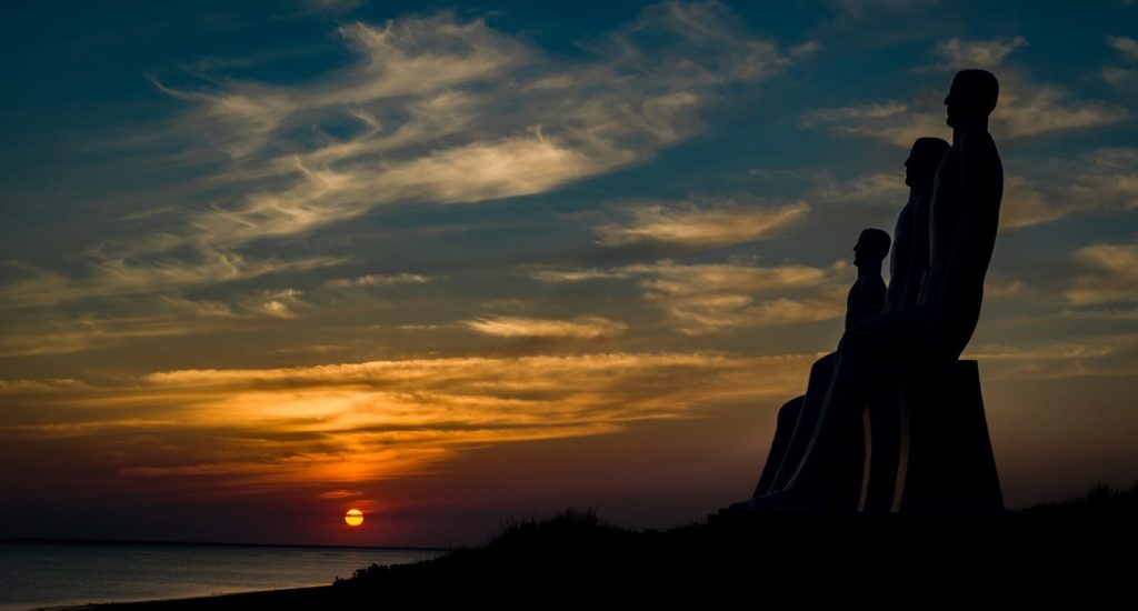 Mennesket ved havet i solnedgang, ved Esbjerg, Danmark